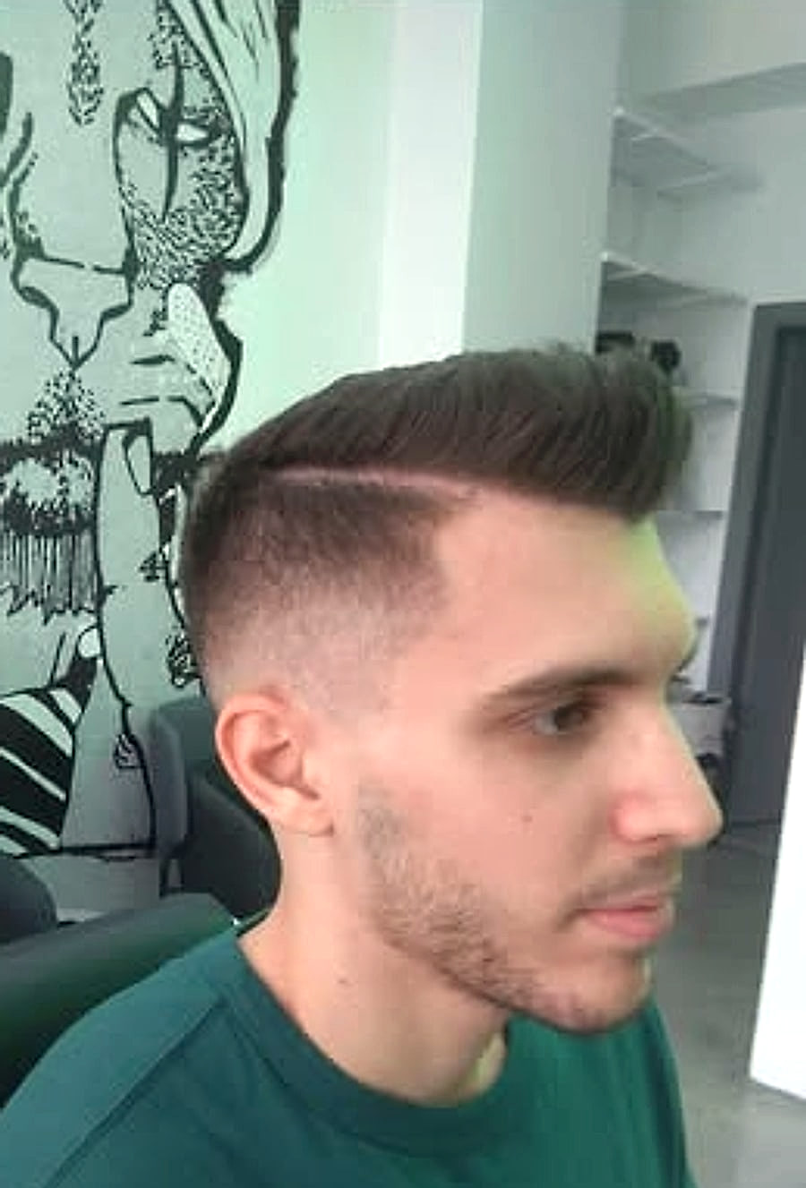 Textured quiff με skin fade.