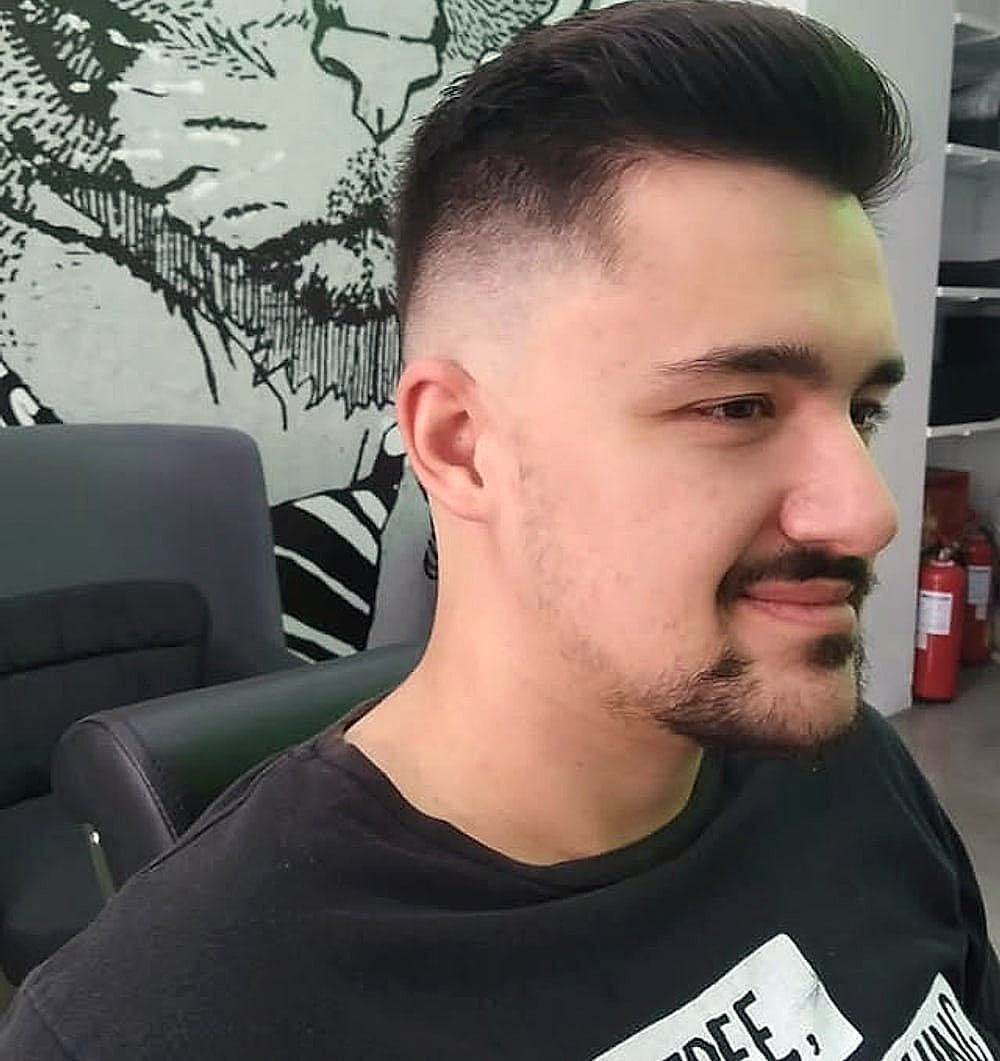 Pompadour με skin fade.