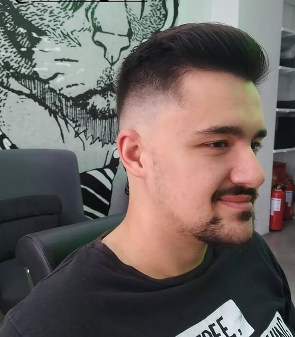 Κούρεμα και styling στον χώρο του Nicko Makris Barbershop & Spa