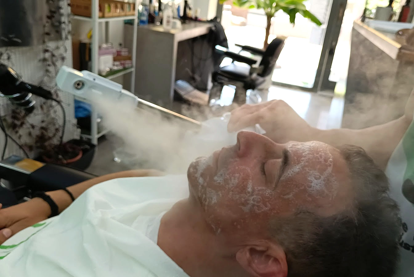Καθαρισμός προσώπου με ατμό στο spa του μαγαζιού.